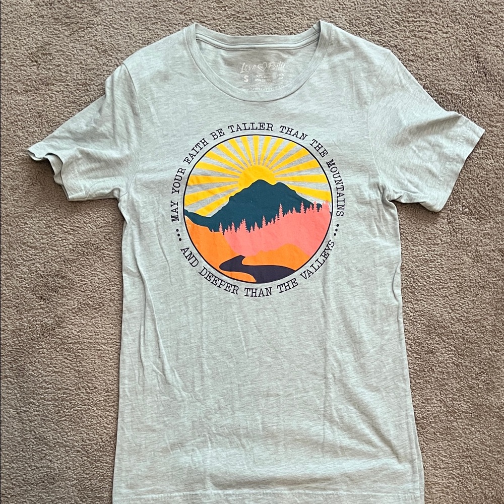 Love in Faith Heather Ice Blue Graphic Short-Sleeve Tee- size Small, EUC